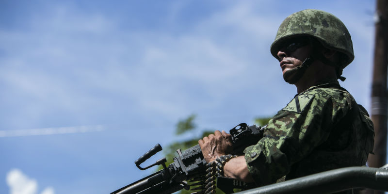 Un soldato su un convoglio militare a Culiacan, nello stato messicano di Sinaloa, il primo ottobre 2016 (AP Photo/Rashide Frias) 