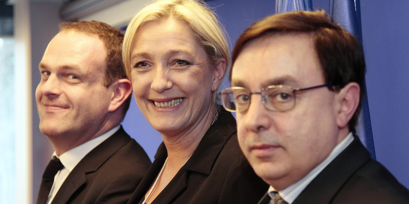 Marine Le Pen, il nuovo presidente ad interim del Front National Steeve Briois (a sinistra), e Jean-François Jalkh (JACQUES DEMARTHON/AFP/Getty Images)