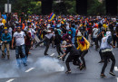 Le foto degli scontri in Venezuela tra manifestanti e polizia