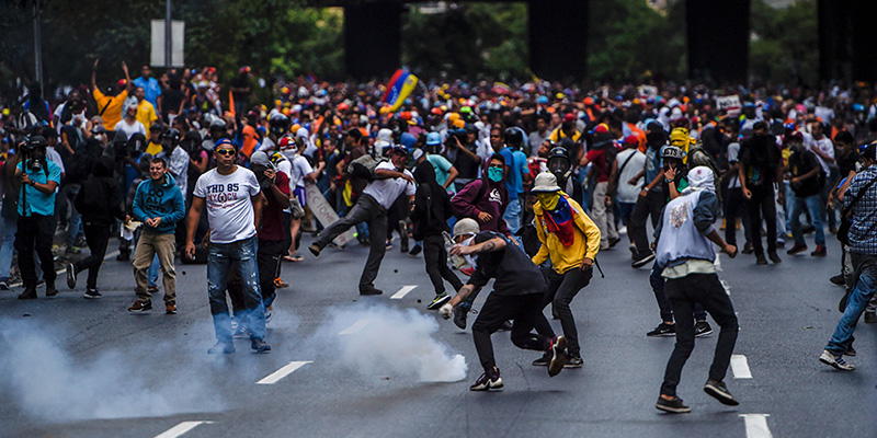 Scontri tra polizia e manifestanti che protestavano contro il presidente Nicolas Maduro, Caracas, 6 aprile 2017 (JUAN BARRETO/AFP/Getty Images)