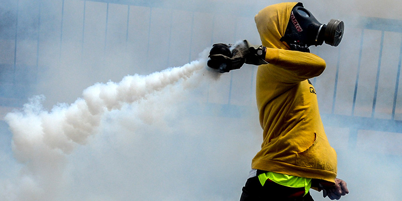 Proteste dell'opposizione a Caracas, 8 aprile 2017 (FEDERICO PARRA/AFP/Getty Images)