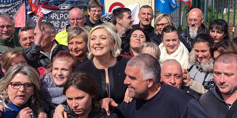 Marine Le Pen alla Whirlpool di Amiens, 26 aprile 2017 (STR/AFP/Getty Images)