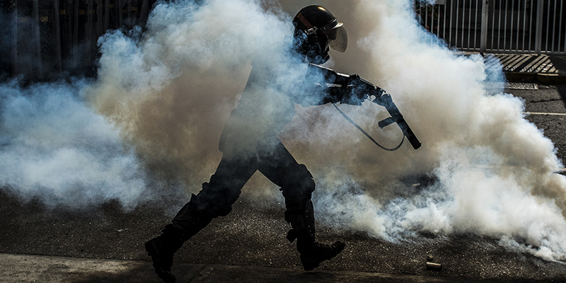 Un poliziotto durante le proteste contro Maduro, Caracas, 26 aprile 2017 (CARLOS BECERRA/AFP/Getty Images)