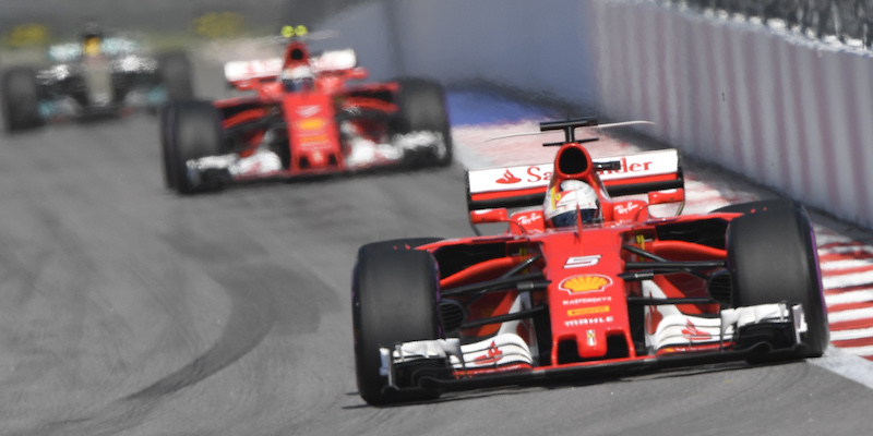 Sebastian Vettel alla guida della Ferrari durante il Gran Premio di Russia, corso a Sochi alle 14 e trasmesso stasera in differita su Rai 2
(ALEXANDER NEMENOV/AFP/Getty Images)