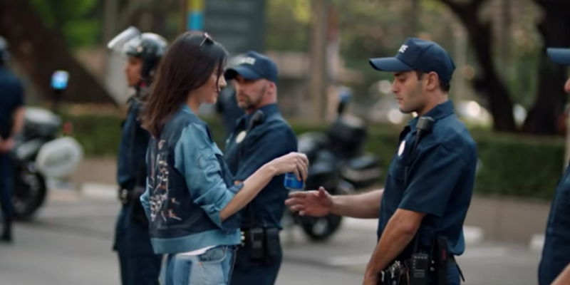 La scena dello spot di Pepsi in cui Kendall Jenner offre una lattina a un poliziotto