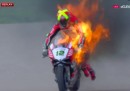 Il video del pilota di Superbike che prende fuoco (per qualche secondo)