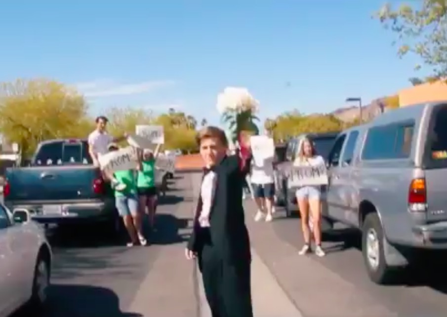Un ragazzo ha rifatto la prima scena di “La La Land” per invitare Emma Stone al ballo di fine anno