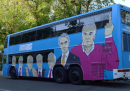 L'autobus elettorale di Podemos, con le facce di politici accusati di corruzione