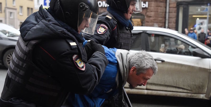 Un uomo arrestato a Mosca prima di una manifestazione dell'opposizione a Putin
(VASILY MAXIMOV/AFP/Getty Images)