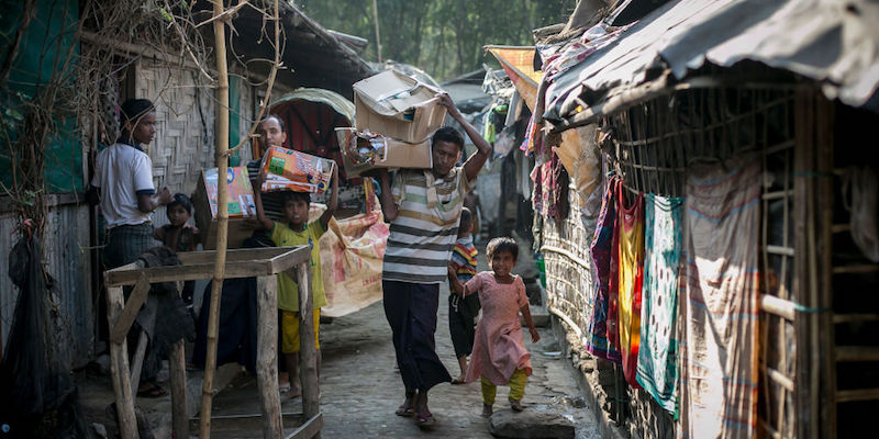 Rifugiati Rohingya all'interno di un campo profughi in Bangladesh. I Rohingya sono un gruppo etnico di religione musulmana originario nella Birmania, ma molto discriminato nel paese che non li riconosce come cittadini birmani
(Allison Joyce/Getty Images)