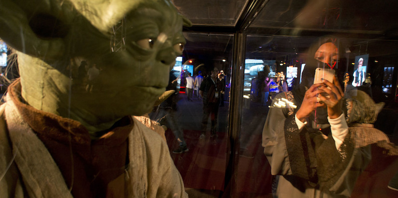 Yoda fotografato da una donna durante il Comic-Con di Gedda, in Arabia Saudita (AP Photo, File)
