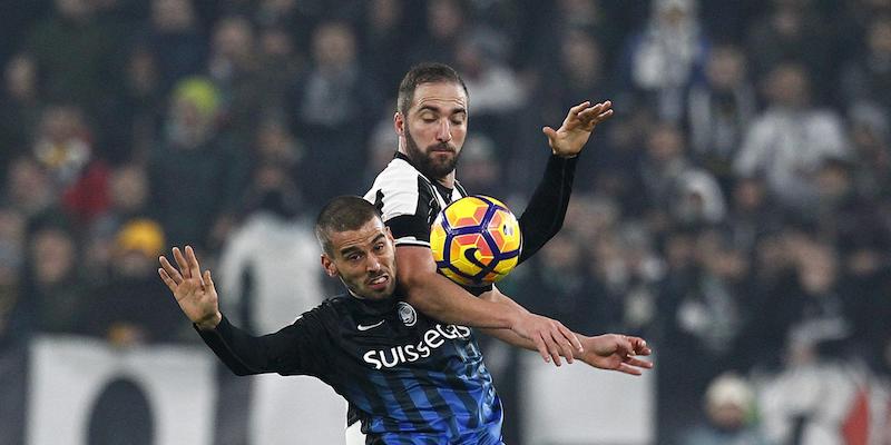 Gonzalo Higuain e Leonardo Spinazzola nella partita di andata allo Juventus Stadium (LaPresse/Spada)