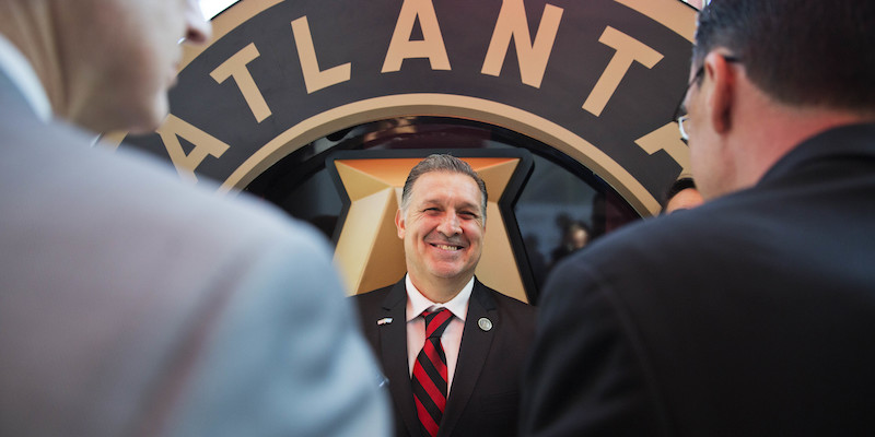 L'allenatore argentino Gerardo "Tata" Martino parla con alcuni giornalisti il giorno della sua presentazione come nuovo allenatore dell'Atlanta United (AP Photo/David Goldman)