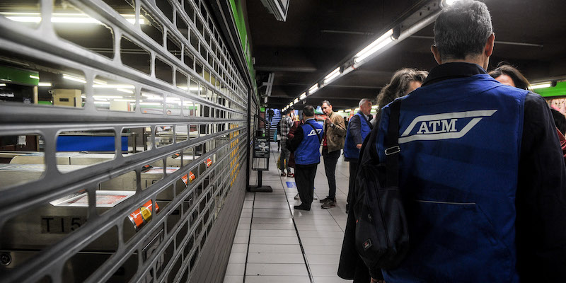 La stazione delle metropolitana di Milano Cadorna, il 5 aprile 2017 (LaPresse - Claudio Furlan)