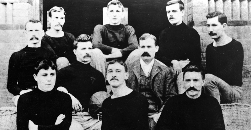 James Naismith (al centro, con la giacca), insieme alla prima squadra di basket di sempre, fotografati a Springfield, Massachusetts, nel 1891. (Hulton Archive/Getty Images)