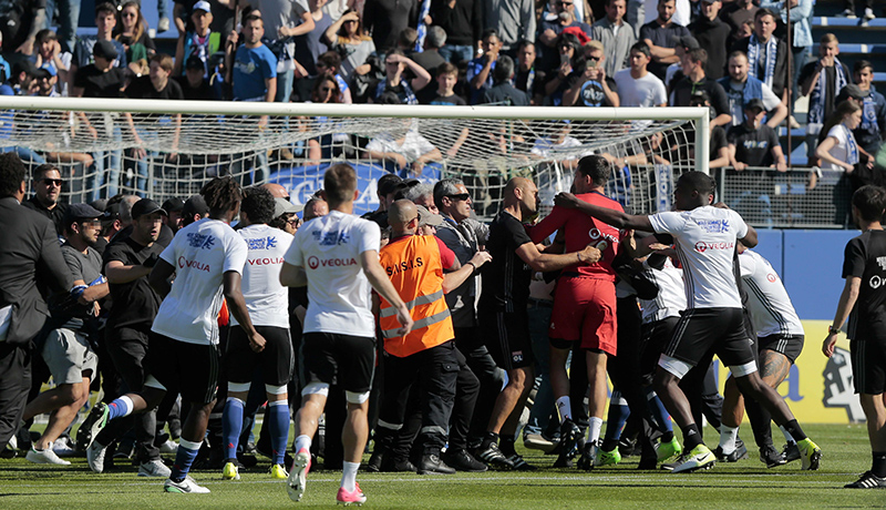 I tifosi del Bastia aggrediscono il portiere del Lione Anthony Lopesdurante il riscaldamento prima della partita allo stadio Armand Cesari di bastia (PASCAL POCHARD-CASABIANCA/AFP/Getty Images)