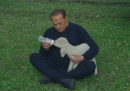 Berlusconi ha adottato cinque agnelli per "salvarli" dalla Pasqua