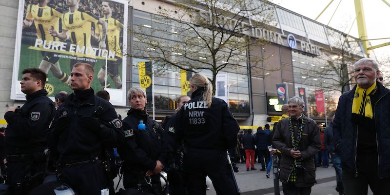 Agenti di polizia tedeschi davanti al Signal Iduna Park di Dortmund (ODD ANDERSEN/AFP/Getty Images)