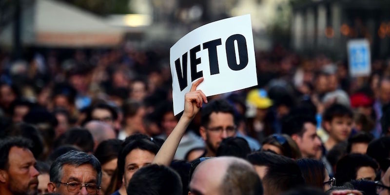 Una manifestazione davanti all'università centrale europea - Budapest, 4 aprile 2017 
(ATTILA KISBENEDEK/AFP/Getty Images)