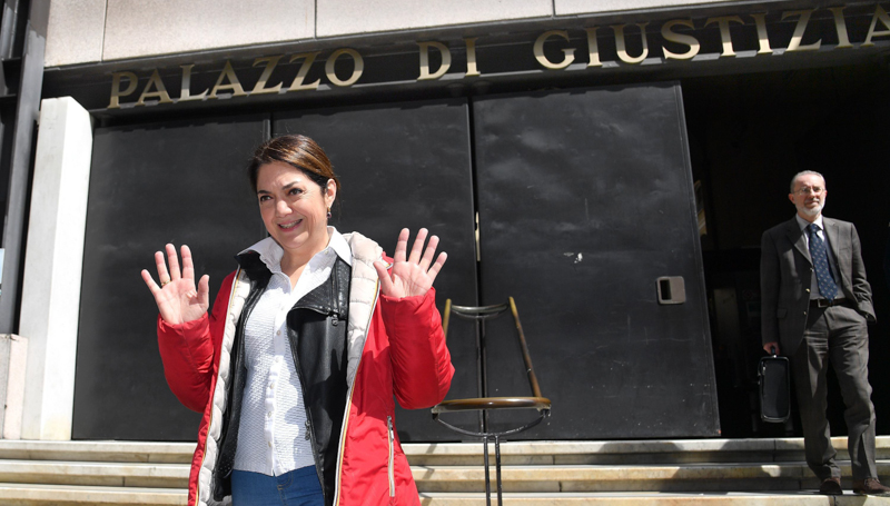 Marika Cassimatis fuori dal Palazzo di Giustizia di Genova. (ANSA/ LUCA ZENNARO)