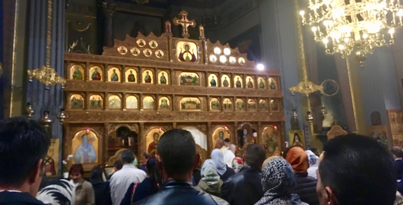 Una foto della messa domenicale alla Chiesa Ortodossa romena Santa Maria della Vittoria di Milano (foto Marina Petrillo)