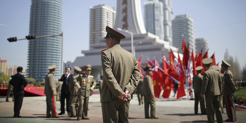 Soldati all'inaugurazione della nuova zona residenziale - Pyongyang, 13 aprile 2017
(AP Photo/Wong Maye-E)