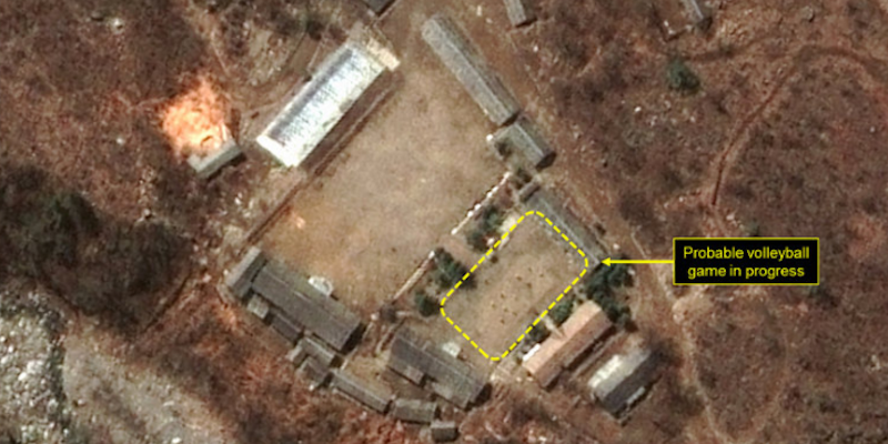 Un'immagine satellitare pubblicata nel 2017 sul sito di 38 North che mostra una partita di pallavolo in corso nel sito nucleare di Punggye-ri (38 North)