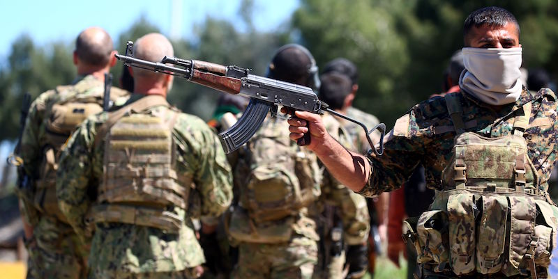Combattenti delle YPG vicino a Derik, in Siria (DELIL SOULEIMAN/AFP/Getty Images)