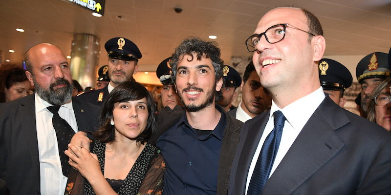 Gabriele Del Grande insieme al ministro degli Esteri Angelino Alfano al suo arrivo all'aeroporto di Bologna, il 24 aprile 2017 (LaPresse - Massimo Paolone)
