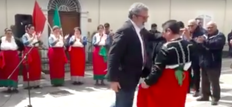 Michele Emiliano si è fatto male ballando