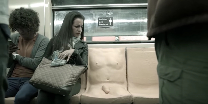 Un sedile in un treno della metropolitana di Città del Messico (Experimento Asiento)