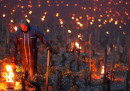 In Francia hanno acceso candele e falò nei vigneti per salvare il raccolto