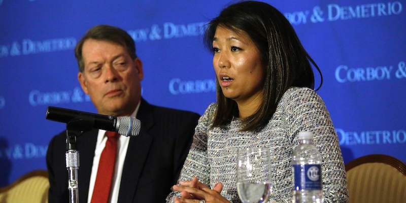 Crystal Dao Pepper, figlia di David Dao, l'uomo trascinato giù da un aereo di United Airlines il 9 aprile, durante una conferenza stampa con gli avvocati della famiglia, il 13 aprile 2017, a Chicago (JOSHUA LOTT/AFP/Getty Images)