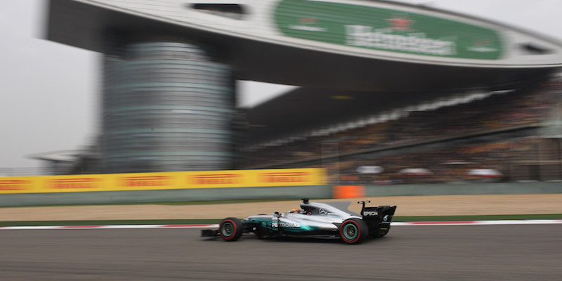 La Mercedes di Lewis Hamilton in pista durante le qualifiche (GREG BAKER/AFP/Getty Images)