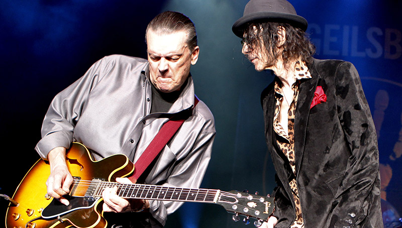 J. Geils e Peter Wolf durante un concerto della J. Geils Band nel 2011 a Boston (AP Photo/Robert E. Klein)