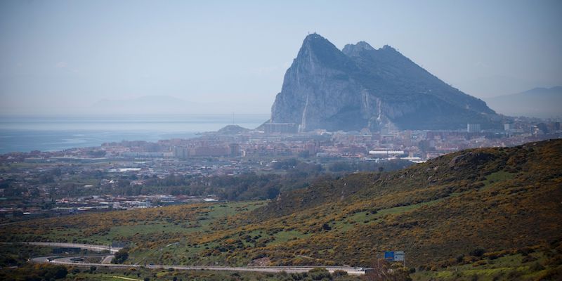 La Rocca di Gibilterra vista da La Linea de la Concepcion, in Spagna, il 28 marzo 2017 (JORGE GUERRERO/AFP/Getty Images)