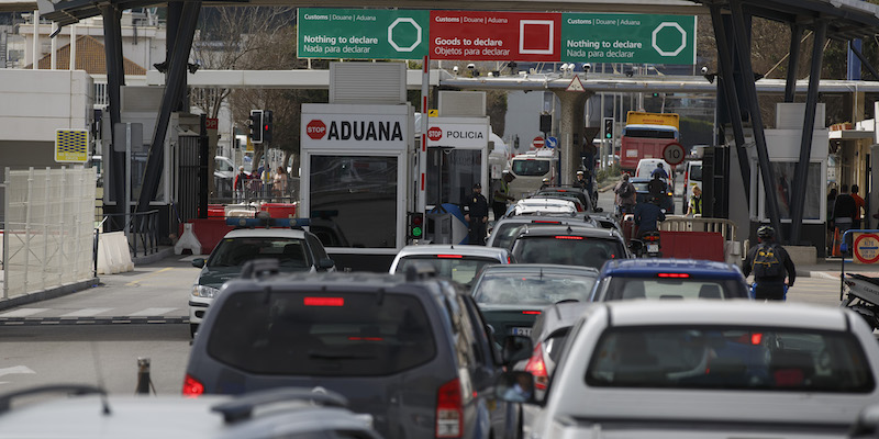 Automobili in fila al confine tra Gibilterra e Spagna, a La Línea de la Concepción, il 3 aprile 2017 (Pablo Blazquez Dominguez/Getty Images)