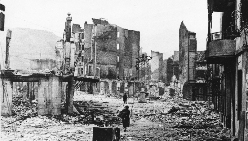 La città di Guernica dopo il bombardamento. (AP Photo)