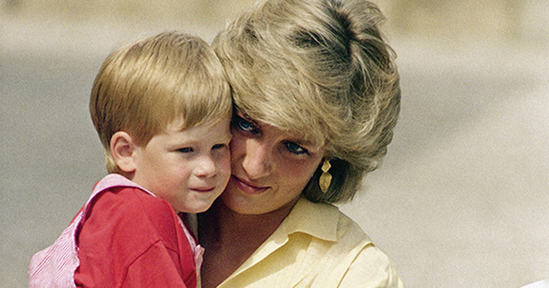 La principessa Diana con il secondogenito Harry a due anni, nel 1987 a Maiorca (AP Photo/John Redman)