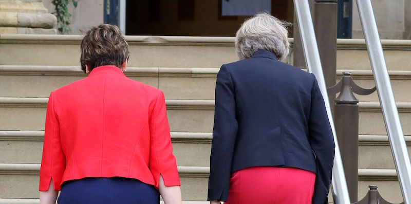 La prima ministra britannica Theresa May (a destra) e la prima ministra dell'Irlanda del Nord Arlene Foster, a Belfast, il 25 luglio 2016, 2016. (PAUL FAITH/AFP/Getty Images)