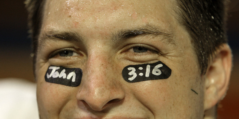 Tim Tebow, quarterback dei Florida Gators, durante una partita di football NCAA nel 2009 (AP Photo/Lynne Sladky)