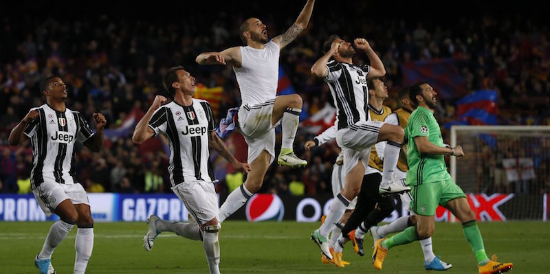 I giocatori della Juventus festeggiano dopo la vittoria contro il Barcellona (MARCO BERTORELLO/AFP/Getty Images)