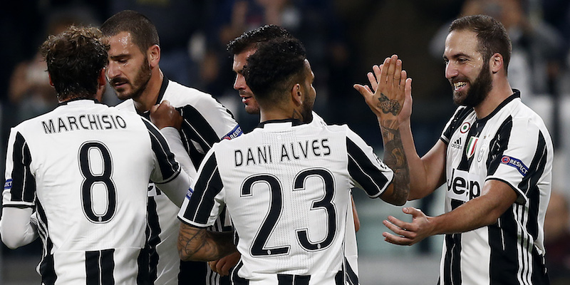 I giocatori della Juventus mentre festeggiano il gol segnato da Gonzalo Higuain contro il Lione nella fase a gironi della Champions League (MARCO BERTORELLO/AFP/Getty Images)