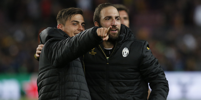 Gli attaccanti argentini della Juventus Paulo Dybala e Gonzalo Higuain al termine della partita di ritorno contro il Barcellona (PAU BARRENA/AFP/Getty Images)