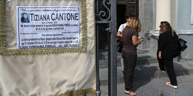 Il funerale di Tiziana Cantone, 15 settembre 2016 (LaPresse - Marco Cantile)