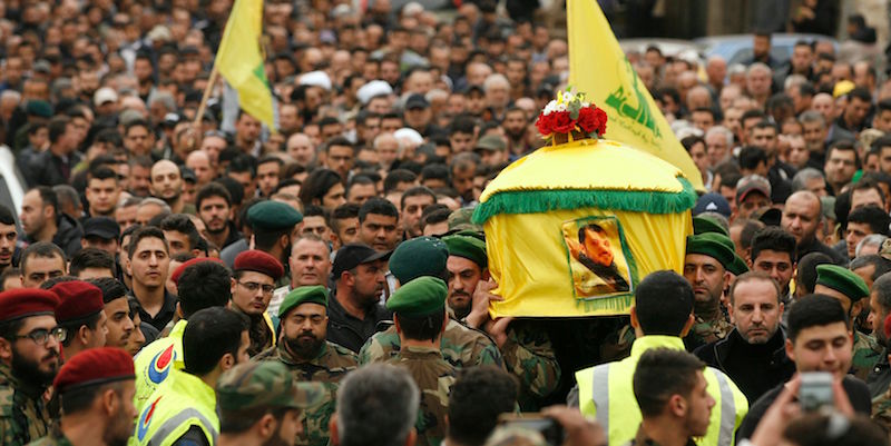 Sostenitori di Hezbollah al funerale di un combattente del gruppo ucciso in Siria. Kfar Hatta, 18 marzo 2017 (MAHMOUD ZAYYAT/AFP/Getty Images)