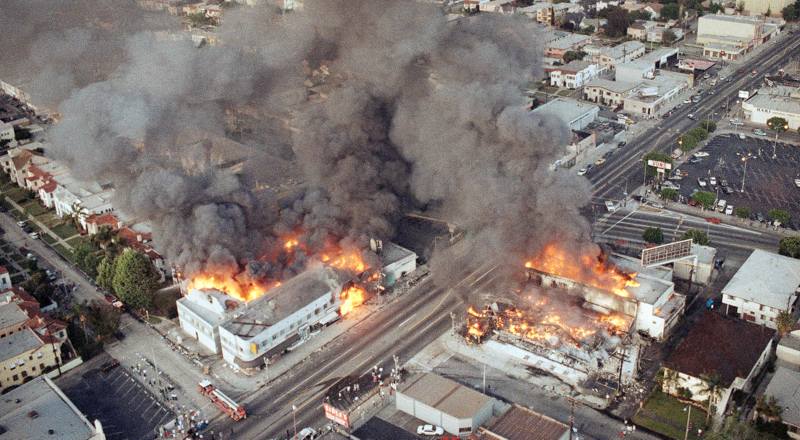 Edifici incendiati su Venice Boulevard, il 30 aprile. (AP Photo/Paul Sakuma)