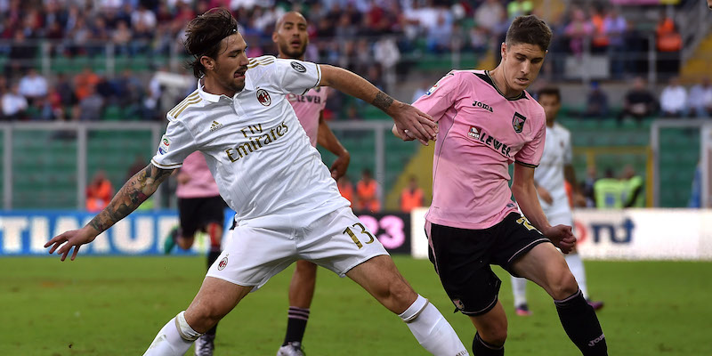Alessio Romagnoli mentre contrasta Roland Sallai durante la partita di andata (Tullio M. Puglia/Getty Images)
