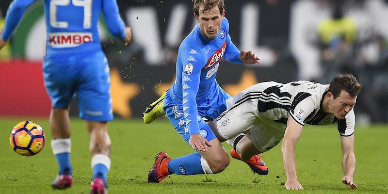 Ivan Strinici e Stephan Lichtsteiner nella partita di andata alla Juventus Stadium (LaPresse - Fabio Ferrari)