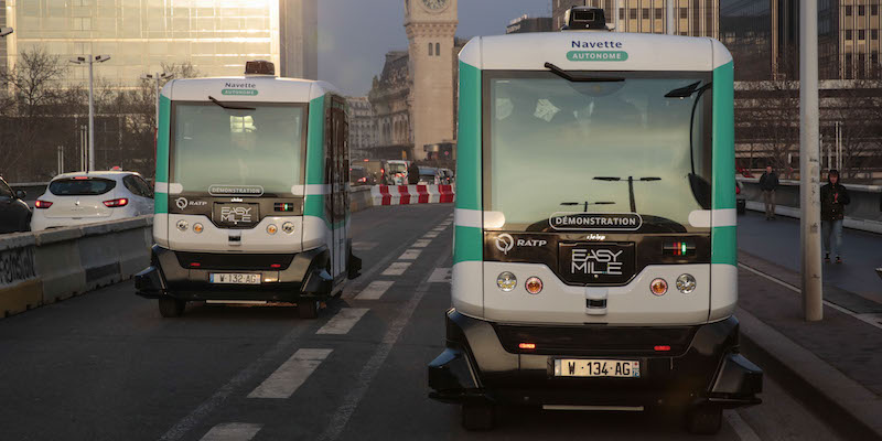Due navette elettriche che si guidano da sole che sono state testate a Parigi per trasportare passeggeri dalla stazione Austerlitz alla stazione Lyon, il 23 gennaio 2017 (GEOFFROY VAN DER HASSELT/AFP/Getty Images)